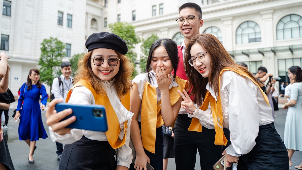 Học phí ngành quản trị kinh doanh có cao không? Bao nhiêu tiền?