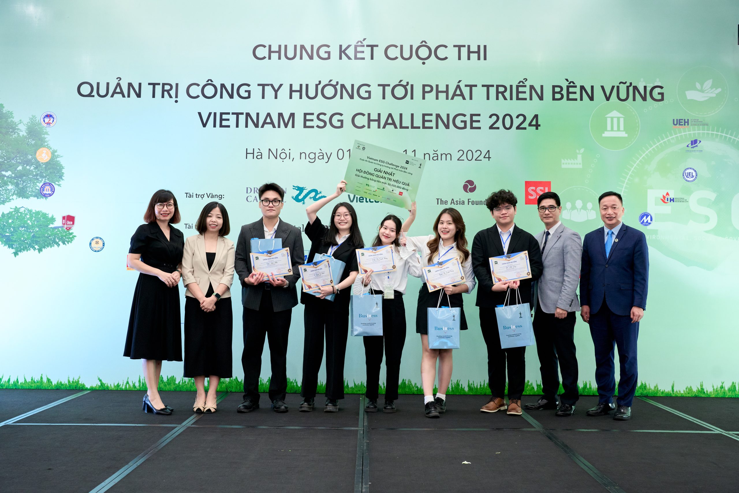 InVINcible team from VinUni wins the first prize at the Vietnam ESG Challenge 2024