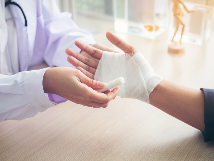 Bị bỏng nên làm gì? Top 8 cách trị bỏng hiệu quả tại nhà hình 3 bi-bong-nen-lam-gi-top-8-cach-tri-bong-hieu-qua-tai-nha-hinh-3.jpg