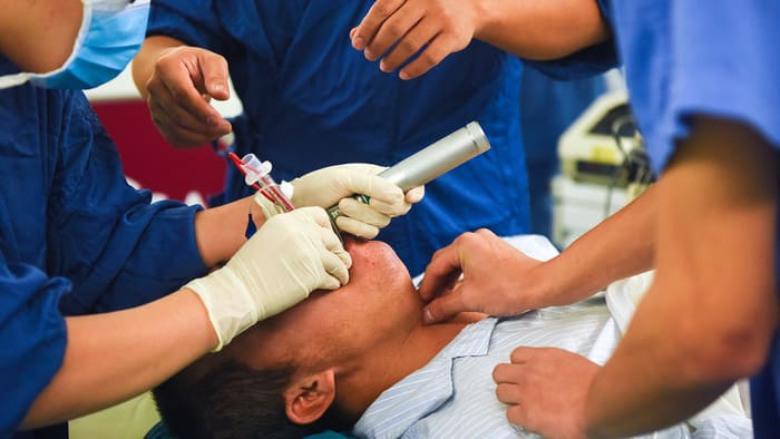 Kỹ thuật đặt nội khí quản ở người lớn: Các bước thực hành an toàn hình 1 ky-thuat-dat-noi-khi-quan-o-nguoi-lon-cac-buoc-thuc-hanh-an-toan-hinh-1.jpg