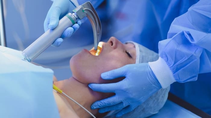 Kỹ thuật đặt nội khí quản ở người lớn: Các bước thực hành an toàn hình 2 ky-thuat-dat-noi-khi-quan-o-nguoi-lon-cac-buoc-thuc-hanh-an-toan-hinh-2.jpg