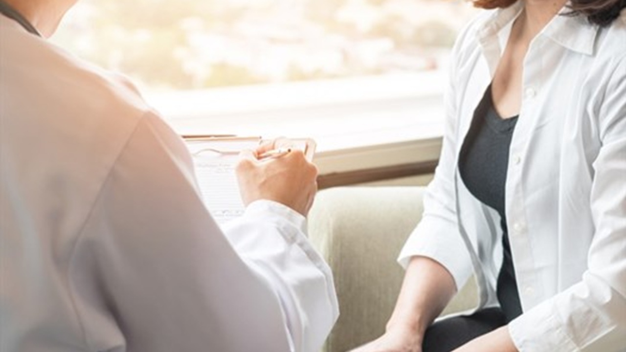 Viên đặt bị chảy ra ngoài có sao không? Cách xử lý và chăm sóc đúng