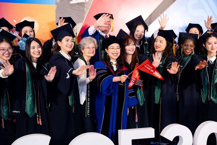 Aware đi với giới từ gì? Hiểu đúng để dùng chuẩn hình 5 aware-di-voi-gioi-tu-gi-hieu-dung-de-dung-chuan-hinh-5.jpg