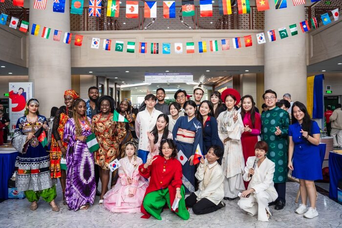 Go through là gì? Toàn bộ ý nghĩa và cách dùng chi tiết hình 4 go-through-la-gi-toan-bo-y-nghia-va-cach-dung-chi-tiet-hinh-4.jpg