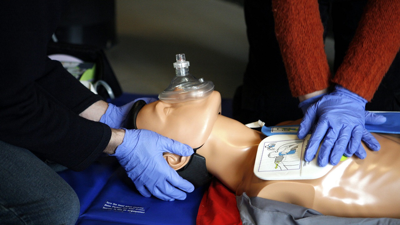 Kỹ thuật ép tim bóp bóng: Quy trình chuẩn và lưu ý an toàn