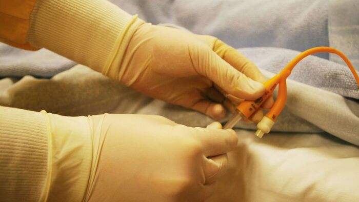 Quy trình đặt ống thông tiểu: Khi nào cần và ai nên thực hiện? hình 3 quy-trinh-dat-ong-thong-tieu-khi-nao-can-va-ai-nen-thuc-hien-hinh-3.jpg