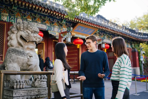 Đừng quên dự trù thêm chi phí bảo hiểm, tài liệu học tập và các hoạt động trải nghiệm văn hóa