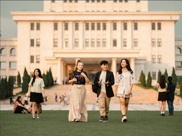 Online BBA vs Offline BBA: Which Path to Choose