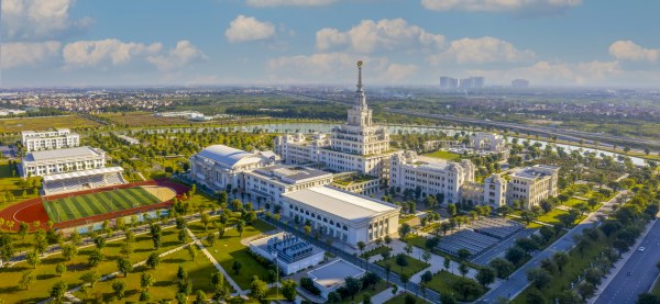 A green and innovative university campus fosters interdisciplinary research and sustainability-driven education.