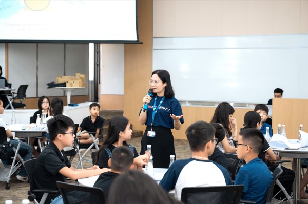 Students at VinUniversity actively engage in presentations and discussions, translating innovative concepts into actionable business solutions and building real-world leadership skills. 