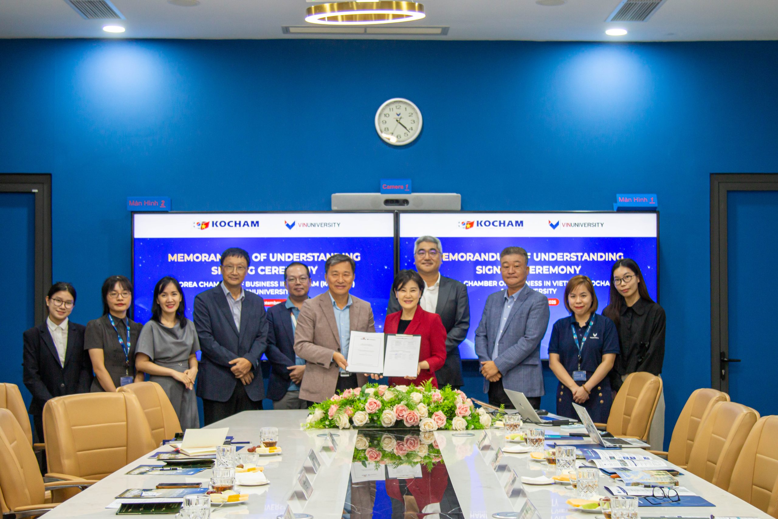 VinUniversity signs a Memorandum of Understanding (MOU) with the Korea Chamber of Business in Vietnam (Kocham) to strengthen collaboration and enhance career opportunities for students.