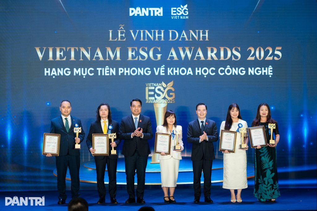 Vietnam ESG Awards 2025 – VinUniversity Honored at the Vietnam ESG Forum 2025 for the “Khanh Hoa People Speak English” Project
