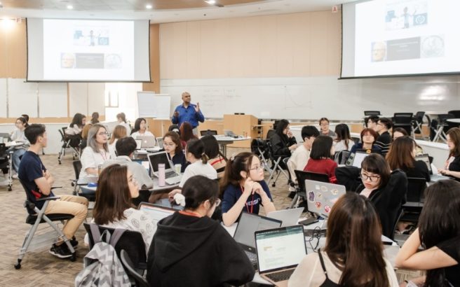 VinUni cung cấp các chương trình đào tạo xuất sắc, kết hợp giữa lý thuyết hàn lâm và thực tiễn sống động.