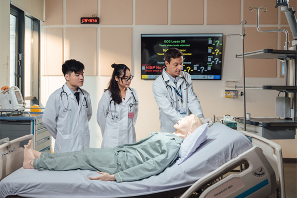 Sức khỏe thể chất chịu ảnh hưởng bởi nhiều yếu tố như dinh dưỡng, vận động, giấc ngủ, thói quen sinh hoạt và môi trường sống.