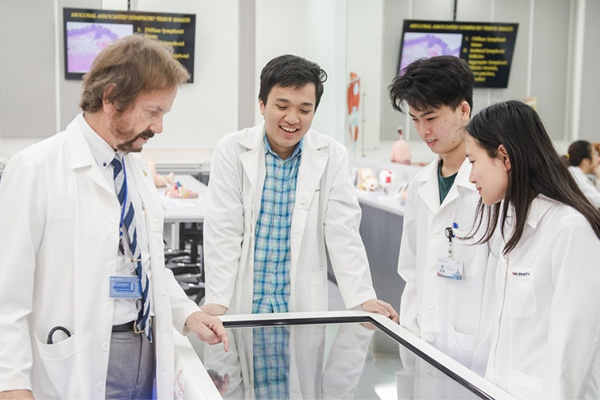 Chương trình Cử nhân Điều dưỡng tại VinUni hướng tới đào tạo đội ngũ điều dưỡng có năng lực chăm sóc sức khỏe toàn diện theo chuẩn quốc tế.