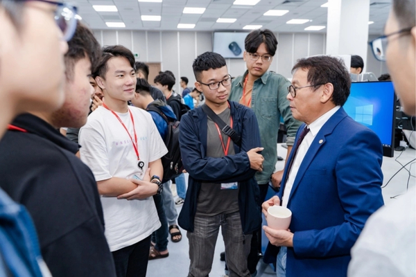 Các chương trình bằng MBA đòi hỏi sự tương tác và kinh nghiệm thực tế.