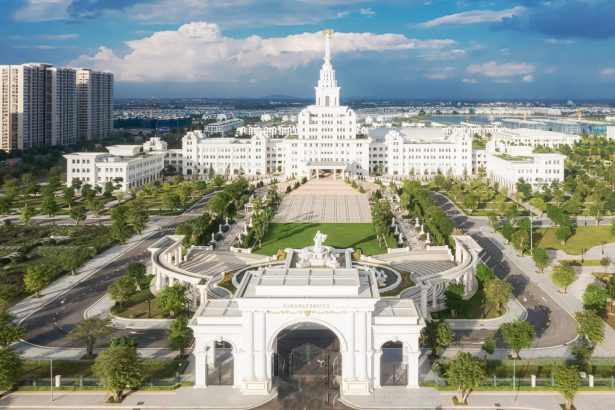 The Bachelor of Science in Data Science at VinUniversity is meticulously structured to guide students from foundational logic to advanced AI implementation