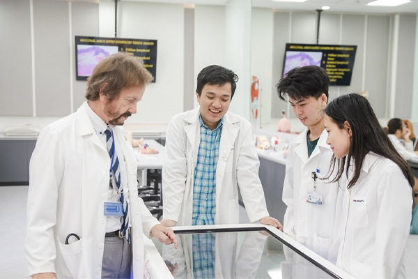 Tiếng Anh mở rộng cánh cửa học tập, việc làm và hội nhập quốc tế cho sinh viên điều dưỡng.