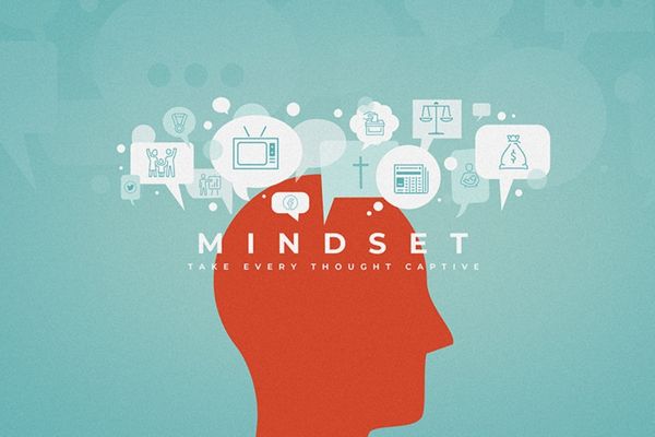 Mindset ảnh hưởng đến cách ra quyết định, kết quả học tập và thành công trong lãnh đạo.