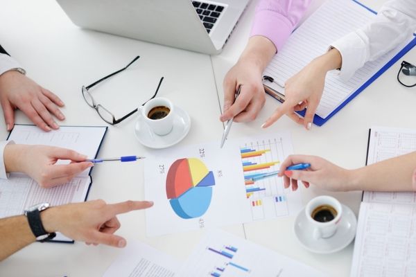 Chuyên gia nghiên cứu thị trường cần phải phối hợp với các phòng ban khác