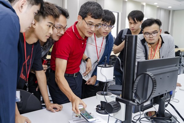 Sinh viên VinUni tìm hiểu lập trình robot thông minh nền tảng vững chắc cho robot tương lai