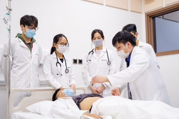 Một số ví dụ điển hình cho việc robot được ứng dụng rộng rãi trong lĩnh vực y tế.